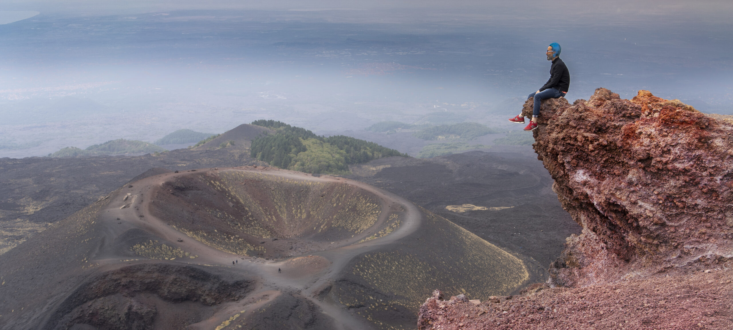 Chi sono guardando uno dei cratieri dell?etna seduto su una roccia a strapiombo - scatto di Ivan D'Amico FOtografo