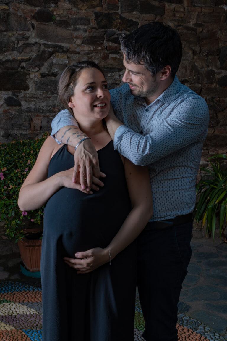 Coppia che si guarda mentre si abbraccia - Scatto maternità di Ivan D'Amico Fotografo