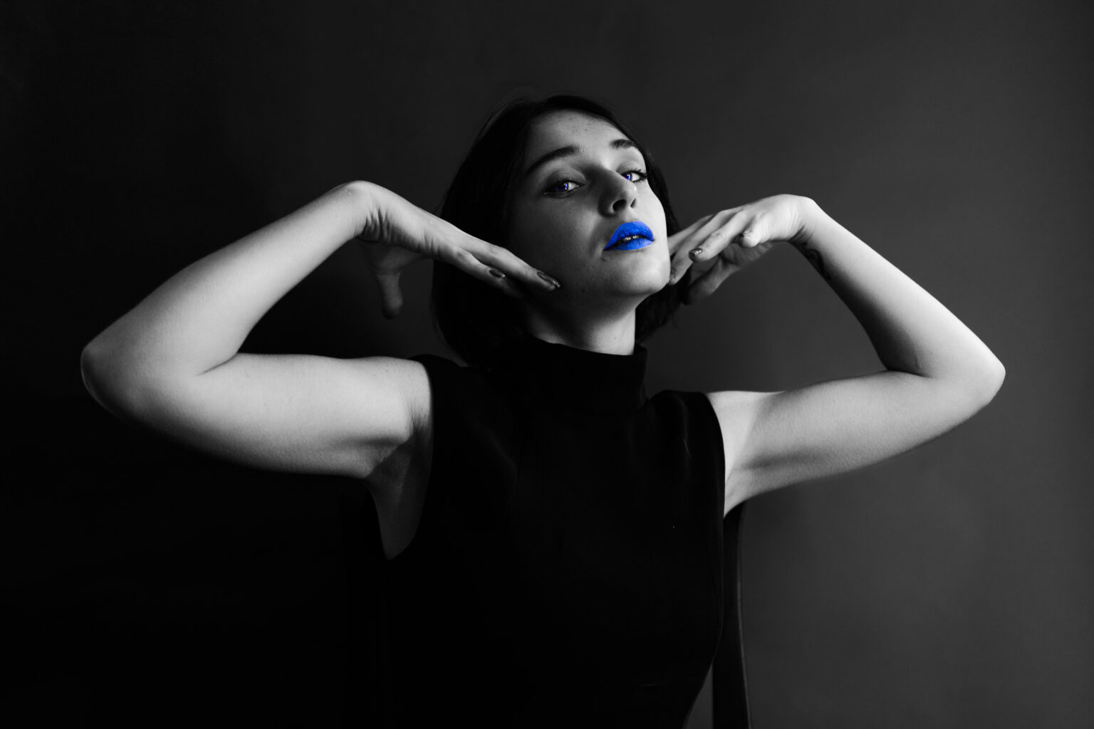 Ritratto in bianco e nero con particolare sul rossetto blu - Foto di Ivan D'Amico Fotografo Vado Ligure