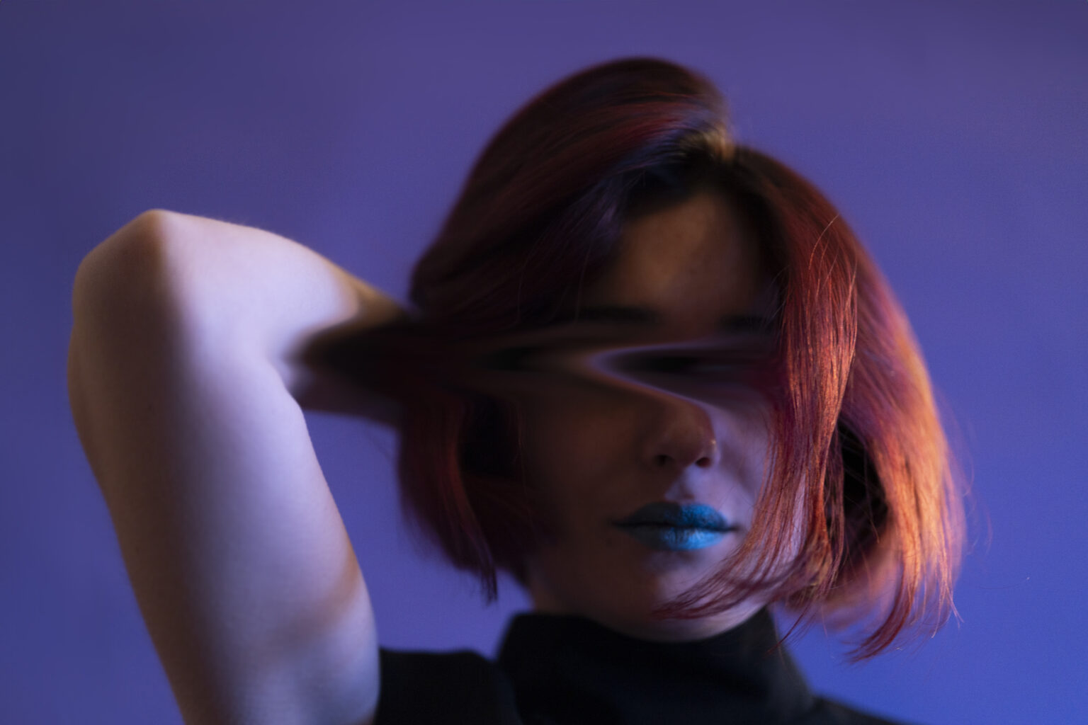 Ritratto a colori di ragazza con distorsione sugli occhi - Foto di Ivan D'Amico Fotografo Vado Ligure
