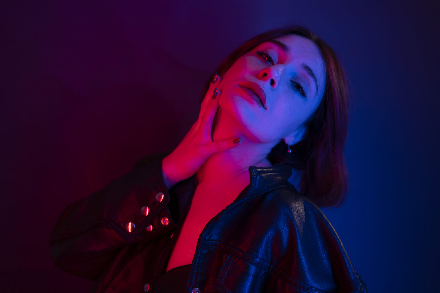 RItratto di ragazza con luce rossa opposta a luce blu - Foto di Ivan D'Amico Fotografo Vado Ligure