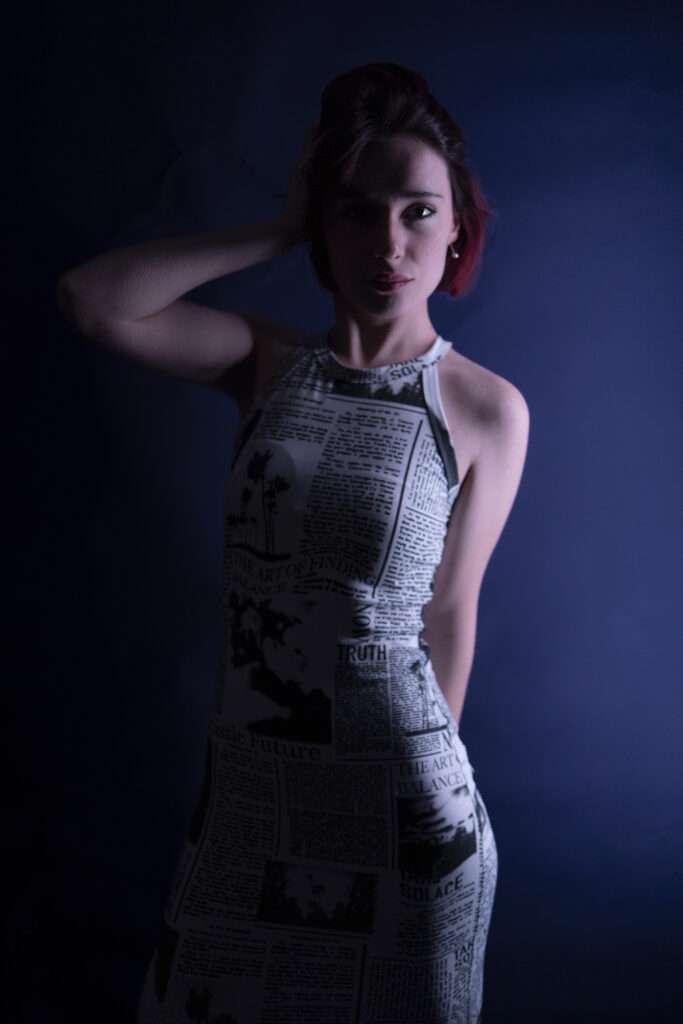 Ritratto mezzo busto di ragazza con vestito bianco - Foto di Ivan D'Amico Fotografo Vado Ligure