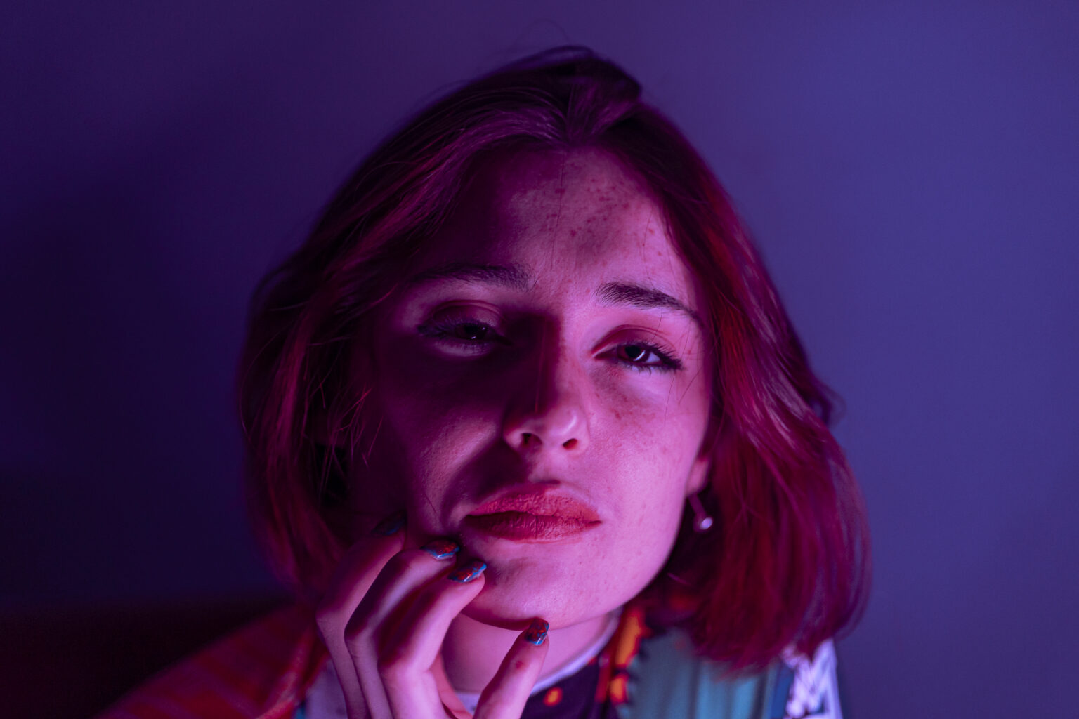 Primo piano ragazza con luce rosa - Foto di Ivan D'Amico Fotografo Vado Ligure